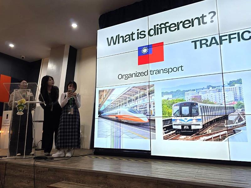 大同學生上台分享台灣文化。