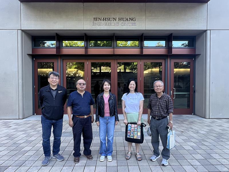 李姸慧（中）與灣區教授顏亞惠在史丹佛大學Jen-Hsun Huang Engineering Center（黃仁勳工程中心）前合影。