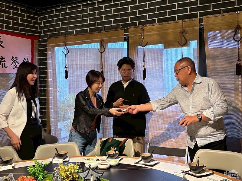 李姸慧（左2）親切與史丹佛大學臺灣學生、教授交換名片。