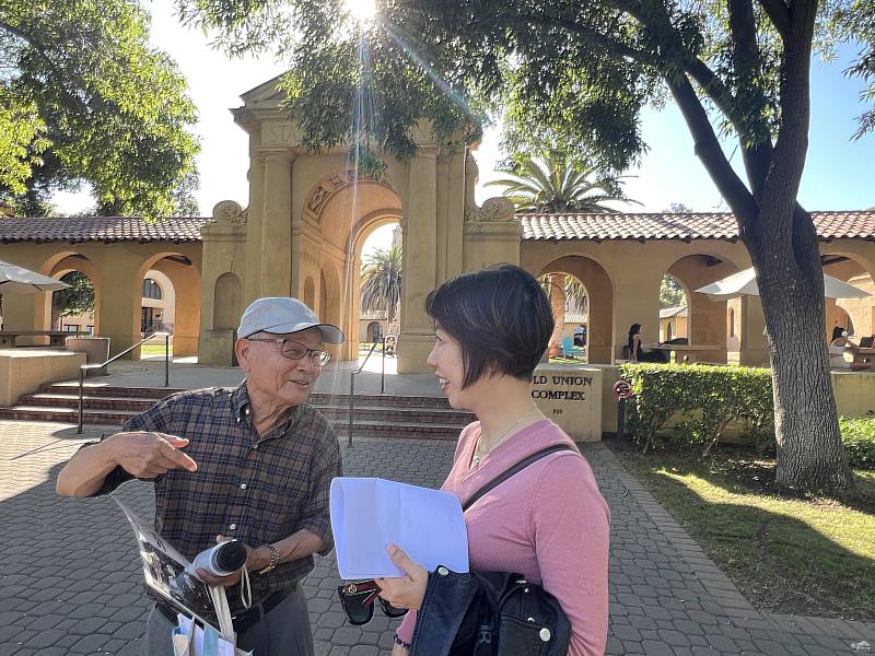 李姸慧在教授梁耕三引導下參觀史丹佛大學校園，梁耕三說明臺灣與史丹佛大學各項連結及特色。