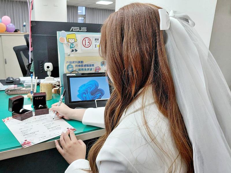 嘉市520浪漫登場 戶政絕美打卡牆等你來登記 市府加碼好禮鼓勵樂婚願生