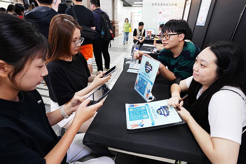 學生可透過文化大學「AI Career Copilot」以Teams帳號登入平台，使用電子履歷建置與職涯諮詢功能，即時獲得求職建議與企業媒合服務，提升求職效率與便利性。