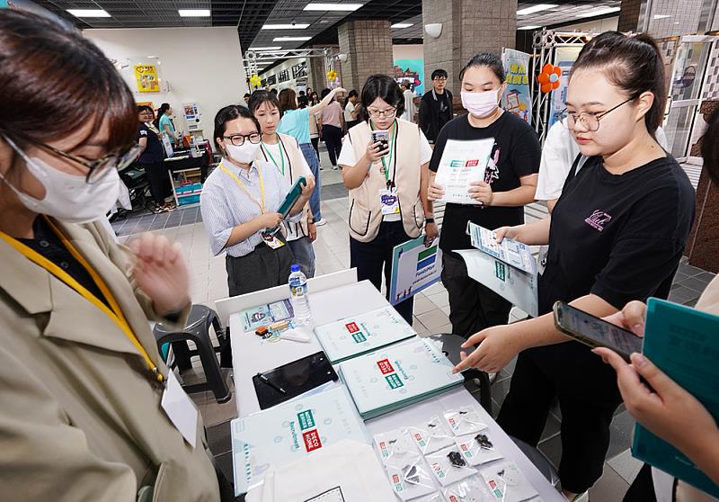 文化大學就業博覽會邀集近40家企業參與，涵蓋餐飲、零售、科技、金融、物流等多元產業，釋出逾1600個職缺，提供學生多元就業選擇。
