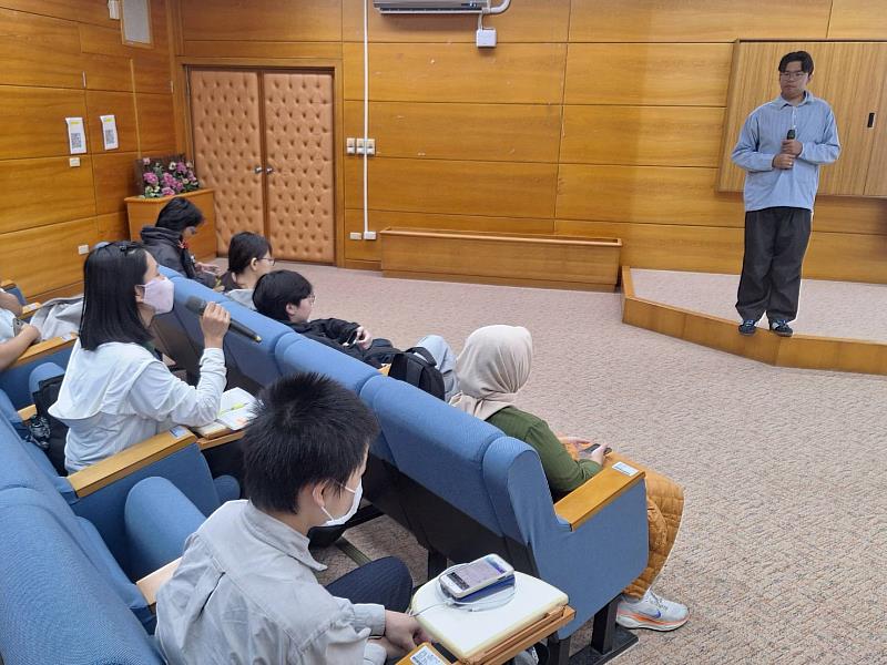 講師現場回應學生對留臺工作與求職準備之相關提問。