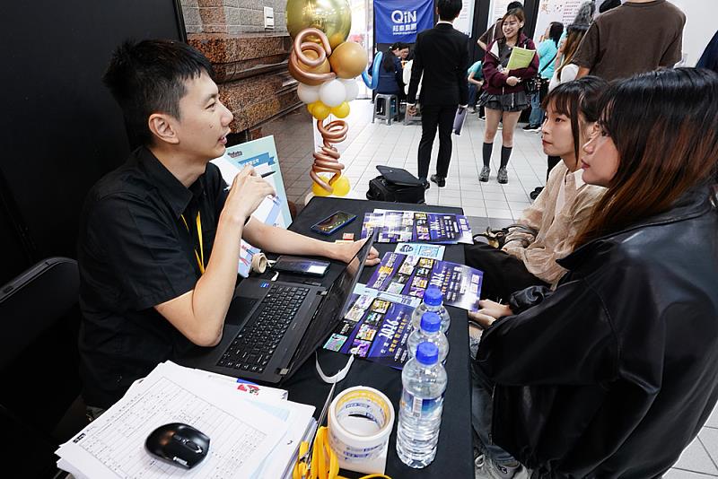文化大學就業博覽會規劃「企業快問快答」闖關互動，鼓勵學生與企業人資交流，快速了解企業文化與職缺內容，完成挑戰還有機會獲得多項好禮。
