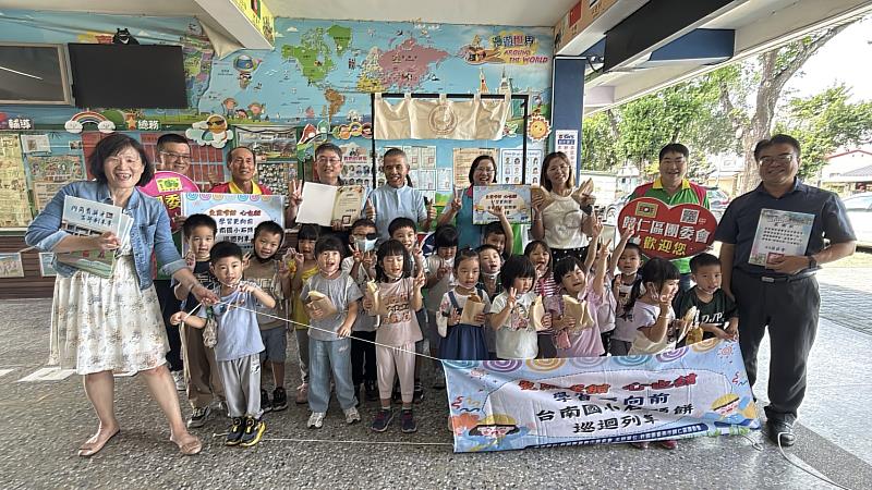 台南市歸仁救國團送愛白河偏鄉 古早味石頭餅溫暖學子心