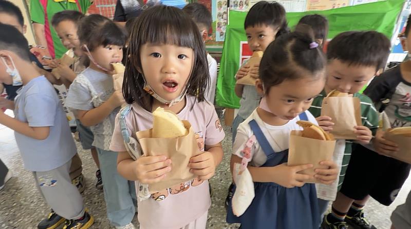 台南市歸仁救國團送愛白河偏鄉 古早味石頭餅溫暖學子心