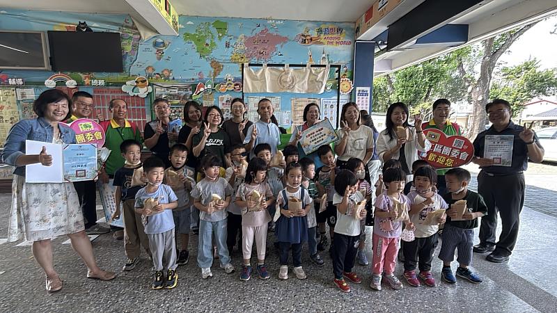台南市歸仁救國團送愛白河偏鄉 古早味石頭餅溫暖學子心