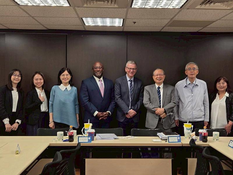 ACCBE團隊與CHEA認可委員會主席 Dr. Neil Harvison（左4）及委員Dr. Lennor Johnson（左5）於5月19日上午之簡報會議結束後合影留念。