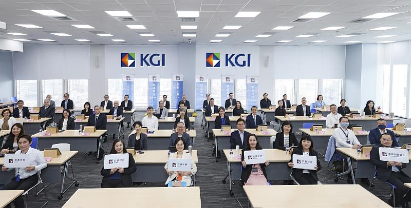 凱基證券安排全體董事及高階主管參與金融友善教育課程，深化公平待客理念，並實質了解弱勢族群之金融服務需求。