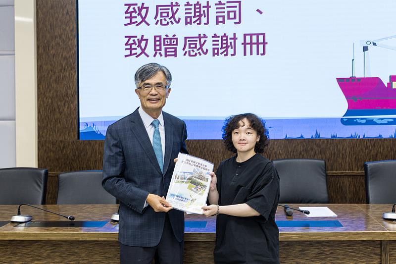 海洋經營管理學士學位學程劉穎蓁同學代表致贈感謝冊並發表感謝詞。