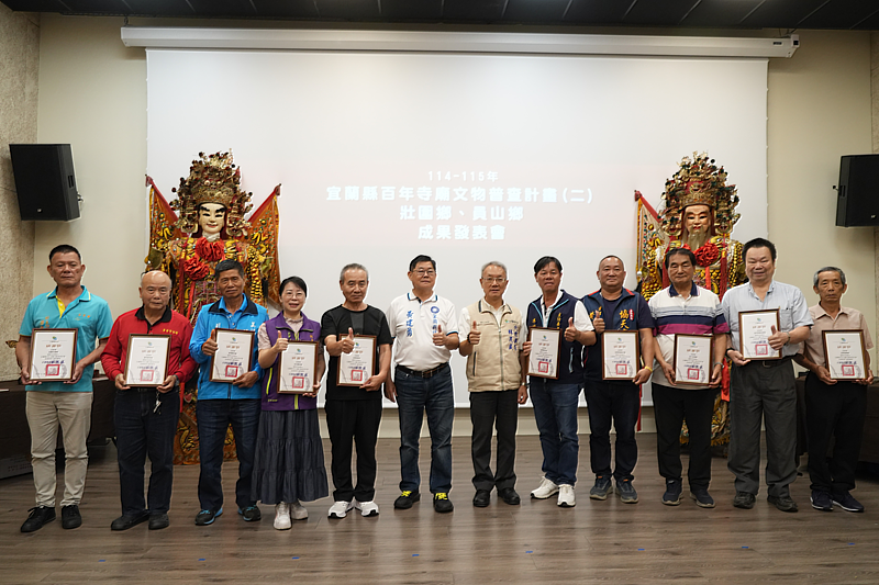 林茂盛代理縣長及黃建勇議員頒發感謝狀。