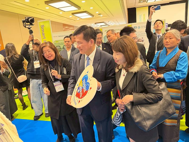 外交部林佳龍部長親臨「WHA臺灣智慧醫療暨健康產業展」國合會展位。