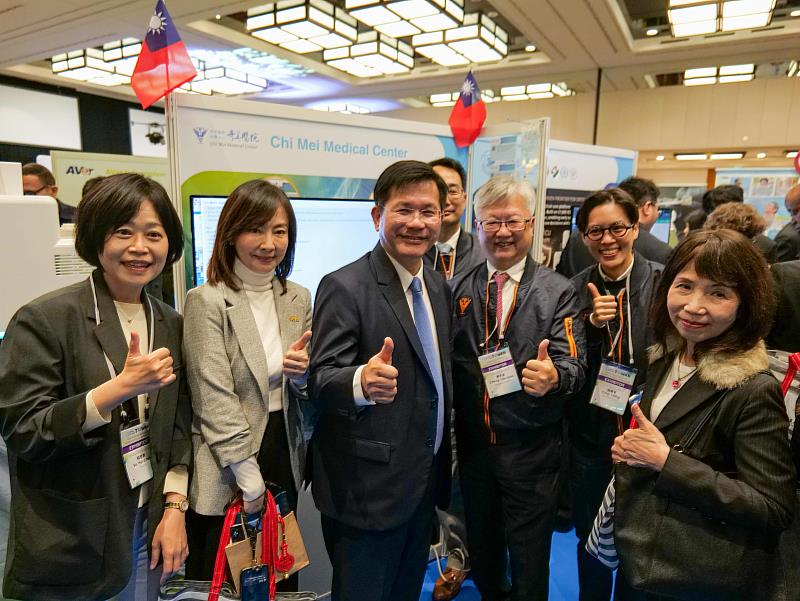 2. 外交部長林佳龍於開幕儀式後帶領貴賓參觀展區，獲我商熱烈歡迎。(貿協提供)