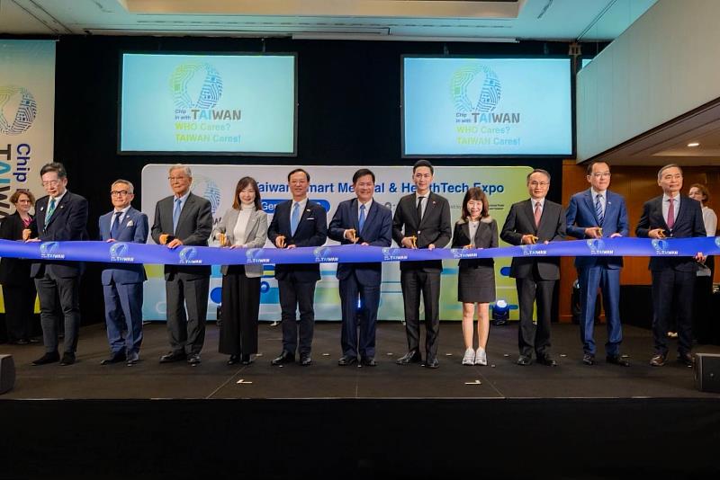 1. 「2026臺灣智慧醫療與健康產業展」開幕剪綵隆重舉行，由外交部長林佳龍及衛生福利部長石崇良一同帶領政府、醫界及產業代表為展覽揭開序幕。(貿協提供)
