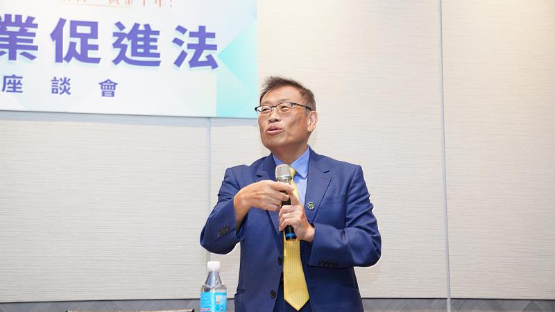 謝戎峰（全國創新創業總會秘書長），說明修法推動方向。（圖/新創總會提供）