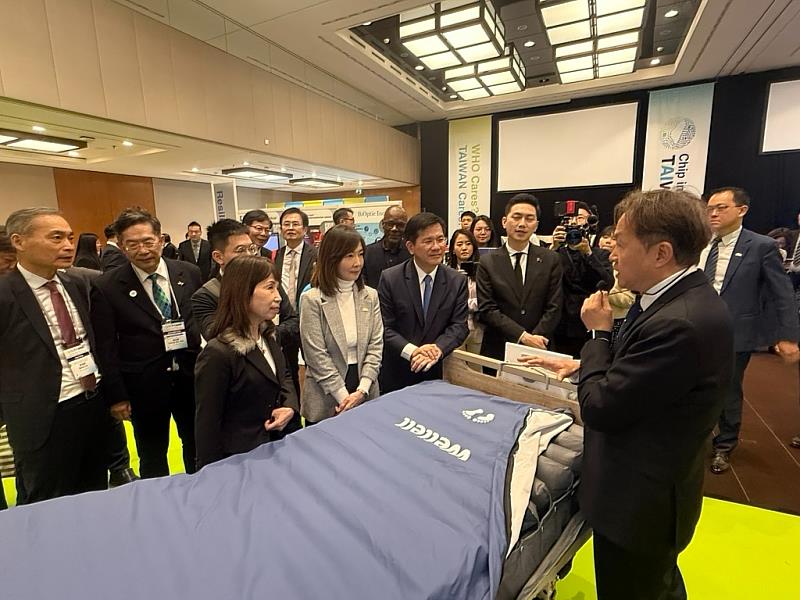 4. 參展企業向與會貴賓介紹得獎臺灣精品，場面熱絡融洽。(貿協提供)