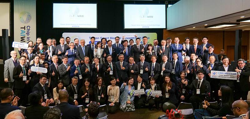 3. 我國首度組建國家級智慧醫療團隊前進瑞士日內瓦，30家我國企業與現場貴賓齊聚合影，展現臺灣智慧醫療實力及「Taiwan can help, and Taiwan is helping」精神。(貿協提供)