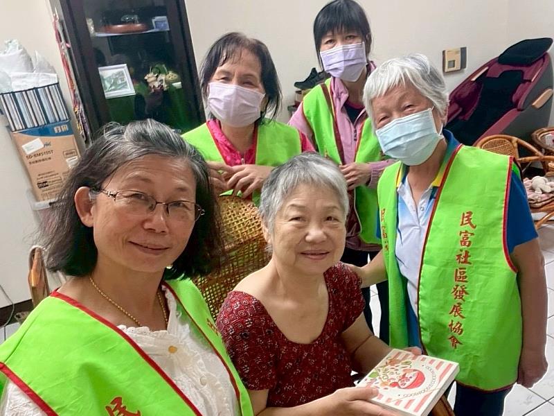 志工們關懷獨居長者