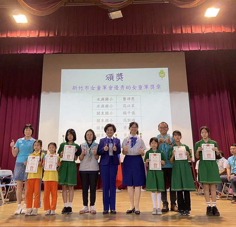 頒發優秀幼女童軍獎章