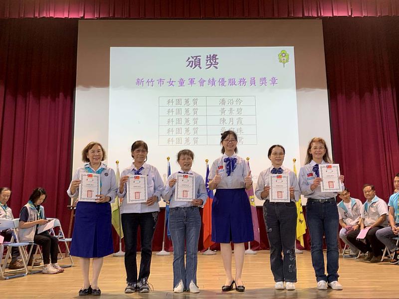 頒發績優服務員獎章