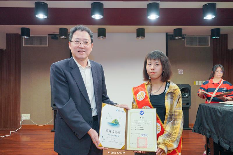 莊季高副校長與特優獎何柏葦同學合影。