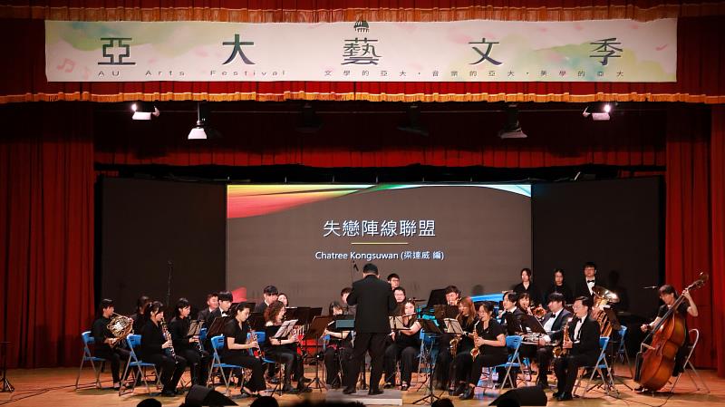 壓軸安可曲〈失戀陣線聯盟〉以熱情奔放的節奏點燃全場氣氛,觀眾掌聲與歡呼聲此起彼落,將音樂會氣氛推向最高潮。
