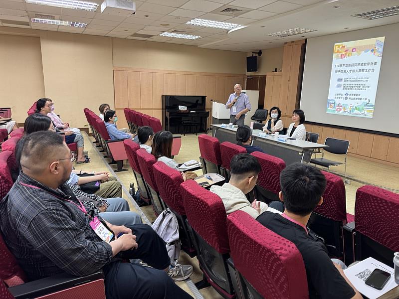 圖5 工作坊以概念講述、實作體驗及交流分享等方式，培力學校及區域聯盟具有推動客語校本課程發展推廣之人才
