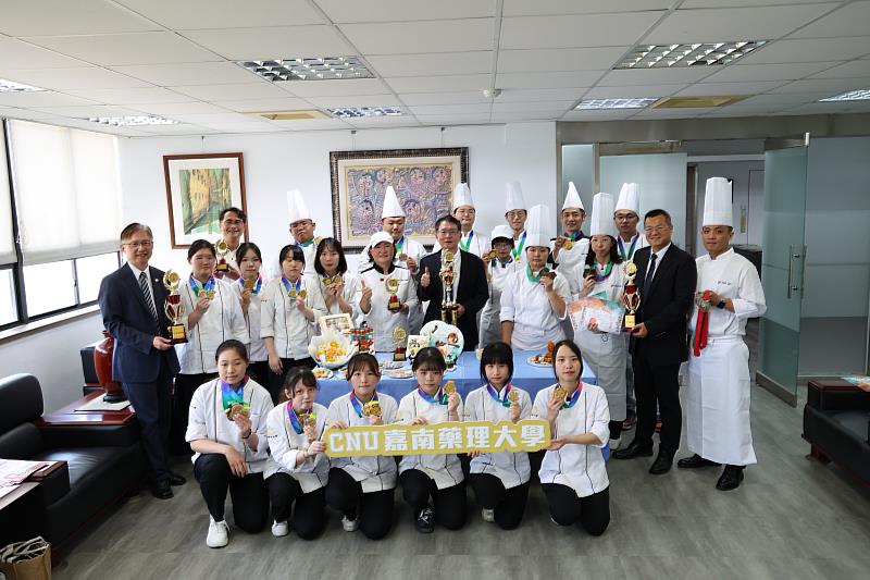 嘉藥師生勇奪國際大賽27面金、銀、銅牌 為校爭光