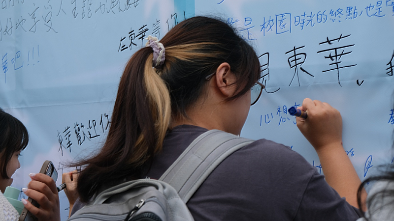 學弟妹為學長姊寫下給下祝福話語。