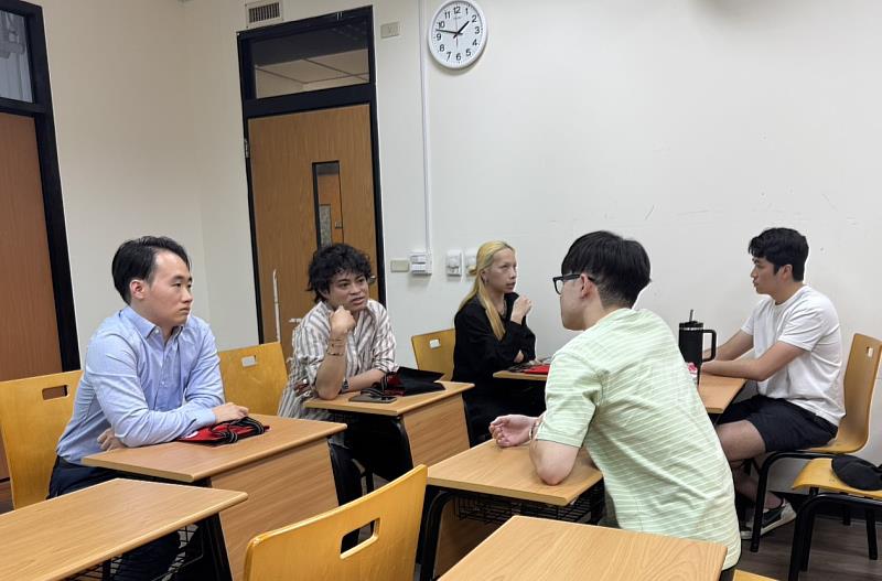透過分組座談，在校生依興趣與校友交流。