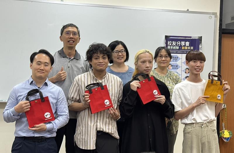 應用外語學系舉辦校友分享會，邀請目前任職於科技業的校友返校分享經驗。