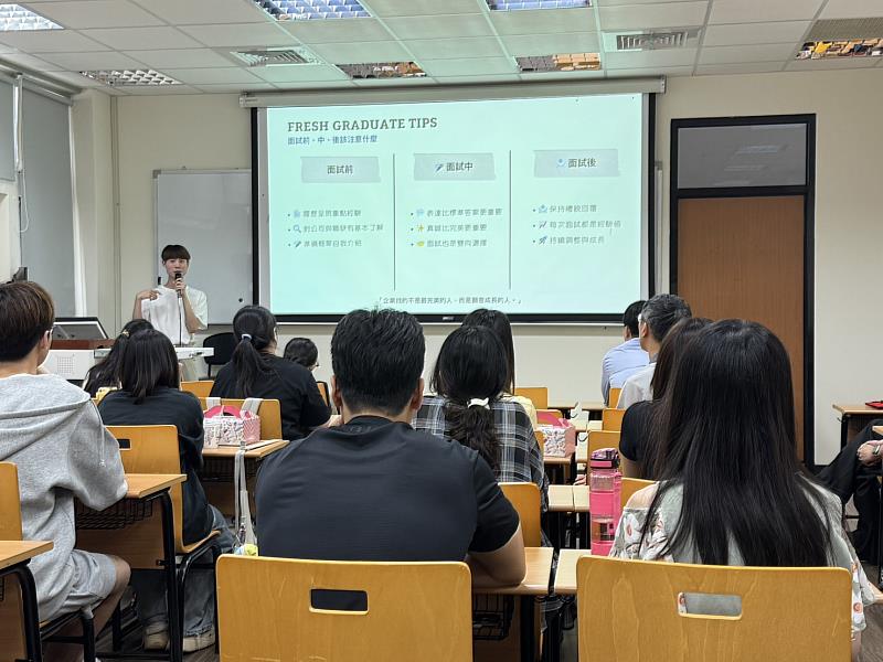 任職於富智康擔任人資的李育喆校友與同學分享個人經歷。