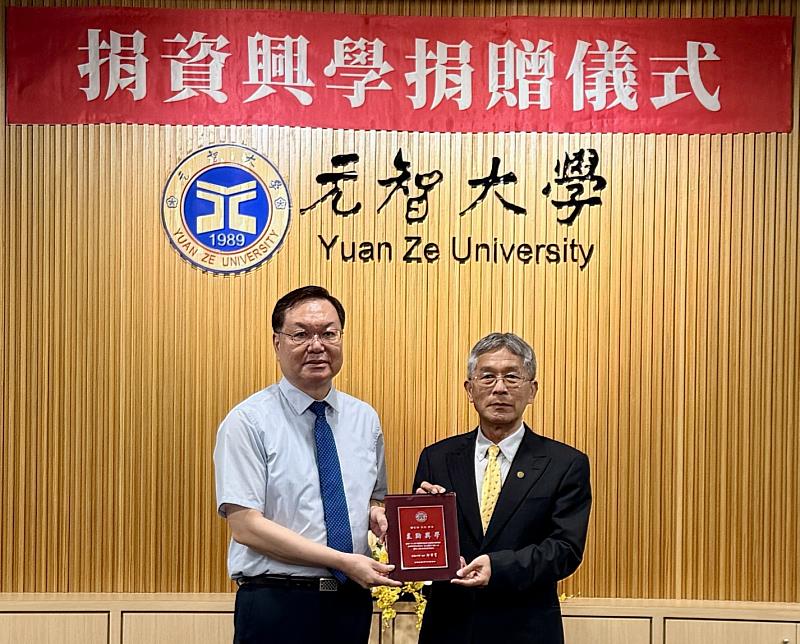 元智大學校長 廖慶榮（左）致贈感謝獎牌予元智大學校友總會理事長 魏崑楠，感謝其長期支持母校發展與校務推動。