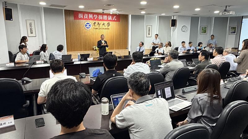元智大學秘書室公事校友中心於擴大行政會議中舉行捐贈表揚儀式。