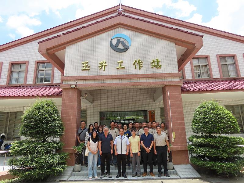 禮成分署長李定忠及新任玉井工作站主任莊茵琇與工作站全體職員合影。
