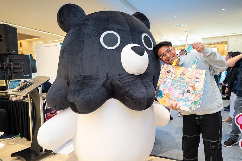 「章魚熊」的角色人偶吸睛亮相。（文策院提供）