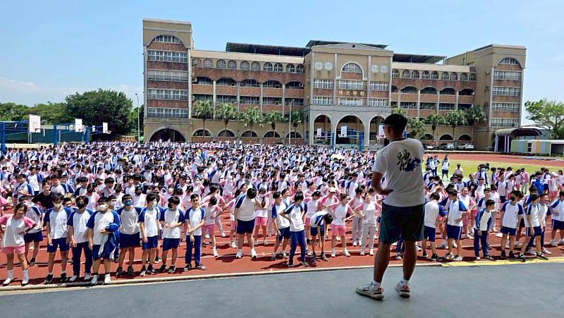 「環湖路跑」出發前全體師生進行暖身運動。（照片/校方提供）