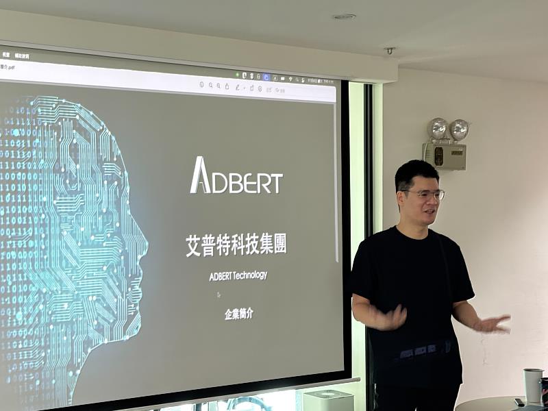 艾普特集團創辦人王偉羽創辦人精彩開講AI代理人。（照片/校方提供）