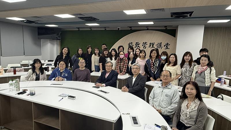熊秉元教授與中國科大企管系師生合影。（照片/校方提供）