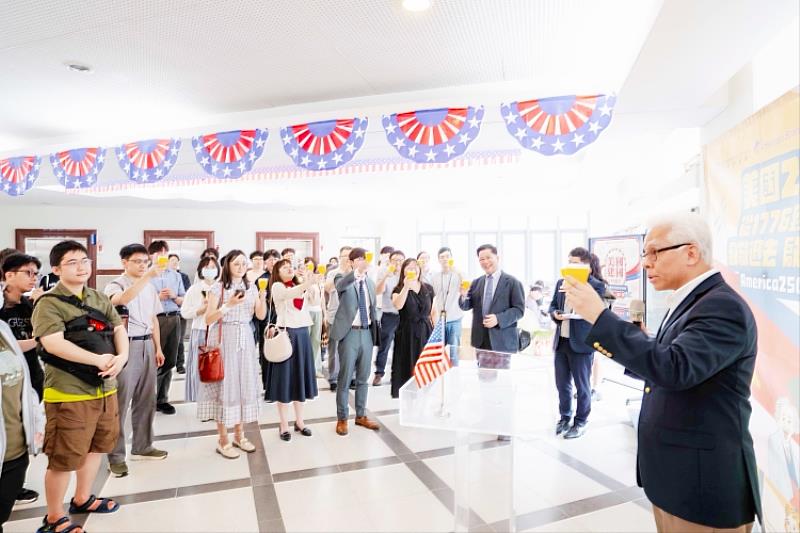 圖三、東吳大學歷史學系盧令北主任舉杯歡慶美國建國205周年及東吳歷史美國週開幕成功。