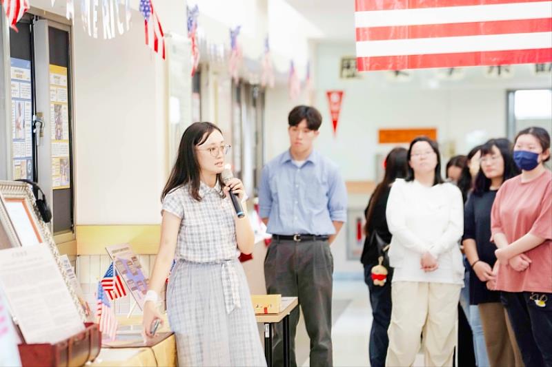 圖四、美國在台協會同仁介紹美國建國250週年互動裝置及人物誌海報。