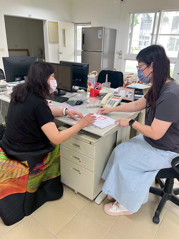 崑大「宜棲臺南」USR計畫協同主持人王美晴老師（左）與崑山土城非營利幼兒園徐如美園長（右）簽署合作備忘錄。