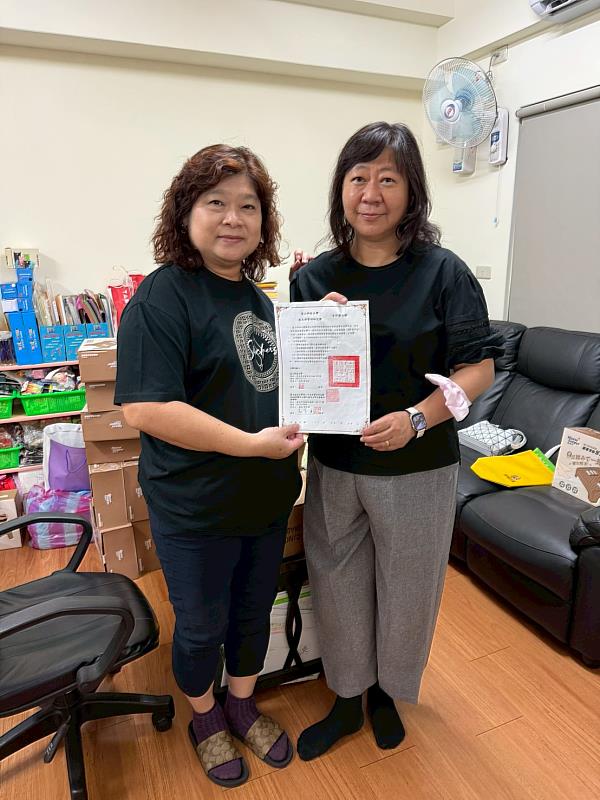 崑大「宜棲臺南」USR計畫協同主持人王美晴老師（右）與成大非營利幼兒園李幸真園長（左）簽署合作備忘錄。