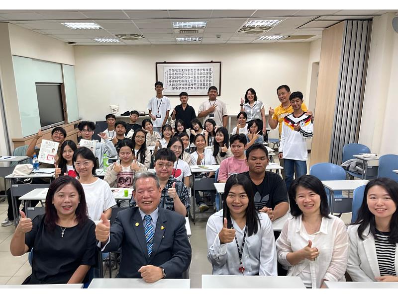 圖二、華語中心林宜陵主任（左1）及李峰春會長（左2）參加泰國高中華語營隊結業式。