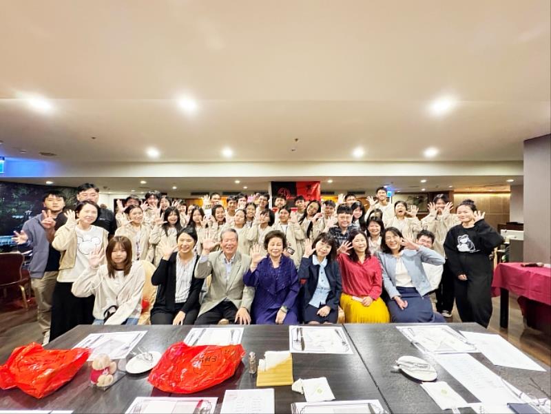 圖四、圓山飯店晚宴。（右起：校拓中心鮑芃綺主任、華語中心林宜陵主任、校友總會理事長夫人倪瑞華女士、泰國東吳校友會李峰春會長夫婦、社會資源長謝蕎卉、李峰春會長孫女）