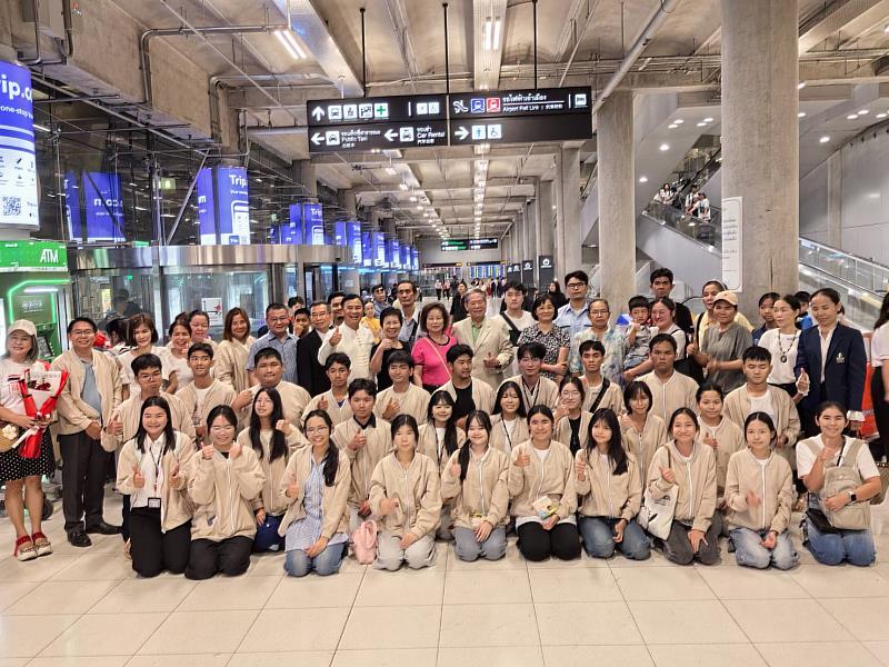 圖五、泰國巴沙次區自治市Praksa Subdistrict Municipality市長Mrs. Aranya Suwanbut及市府團隊與李峰春會長伉儷特地前往曼谷機場接機。