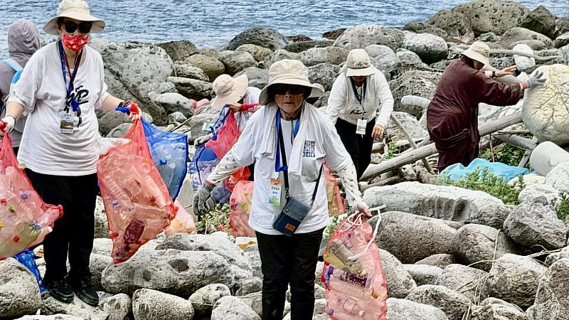 清理142.82公斤垃圾、寶特瓶3543個，以實際行動落實心道法師「愛地球」理念。（靈鷲山佛教教團提供）