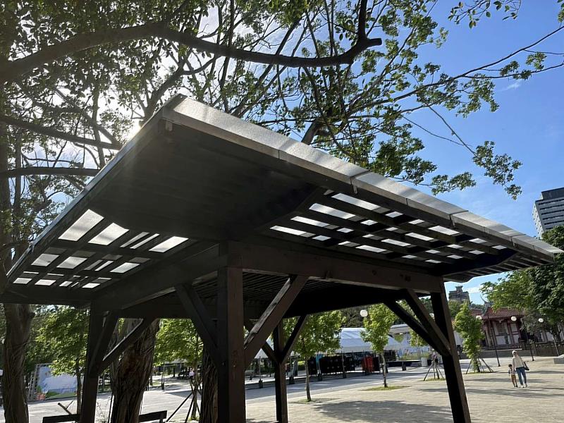竹市孔廟旁座椅增設雨遮 高虹安市長：提升休憩便利性