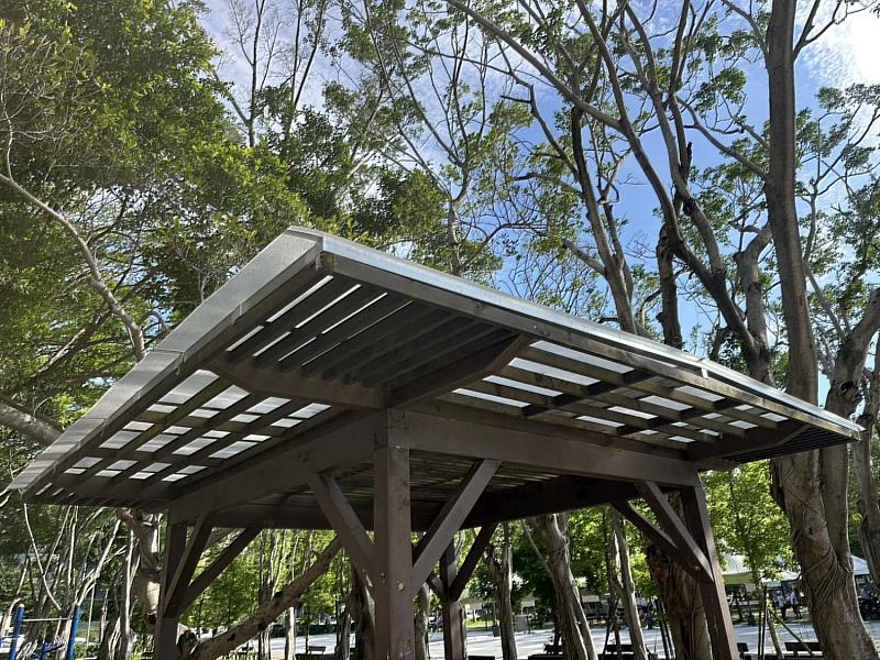 新竹公園孔廟旁花架座椅區增設雨遮。
